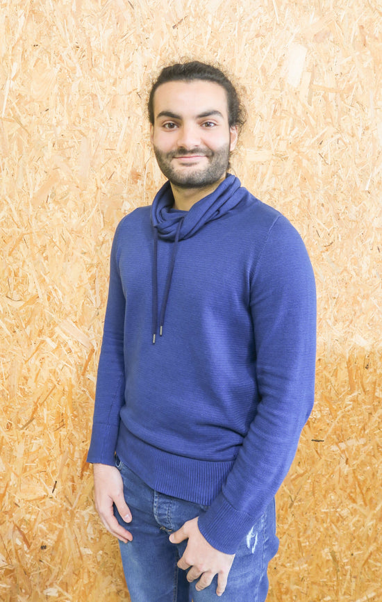Daniel Zeiden Developer at OiOiOi - man with a blue jean and blue sweater dark black hair and dark beard